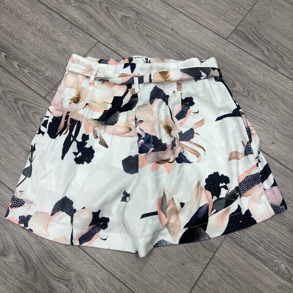 Exclusive print floral shorts - Picture 2 of 7